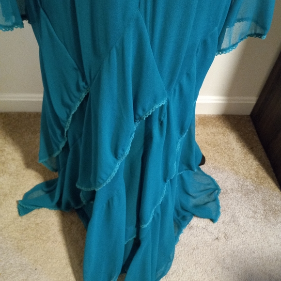 Elegant layered dress - Picture 3 of 8